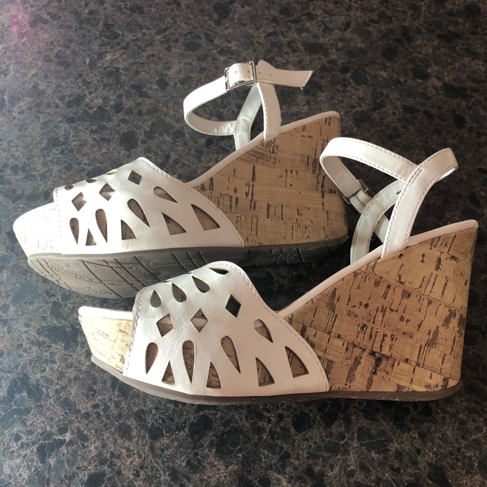 Kenneth Cole Reaction White/Cork Wedge Sandal 6.5 - Picture 3 of 4